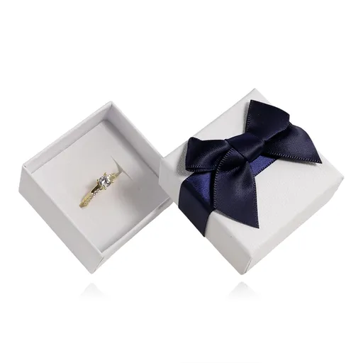 Biela papierová krabička na šperky s modrou saténovou mašľou