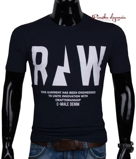 Tm.modré tričko s bielymi nápismi.