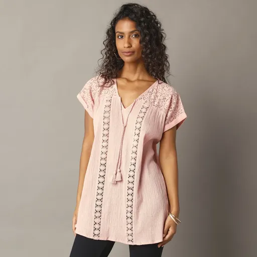 Jednofarebná krepónová tunika s čipkou a macramé