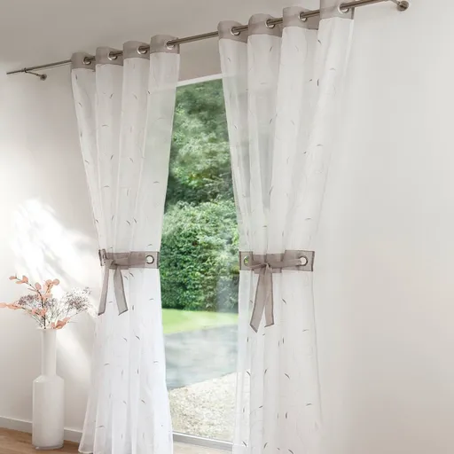 Voálová záclona s výšivkou lístkov