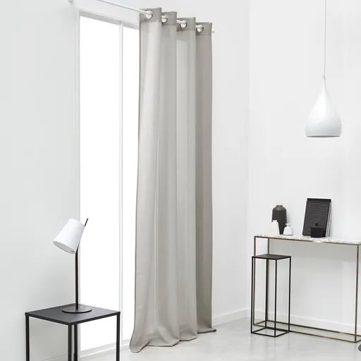 Jednofarebný záves ​​zakončený očkami