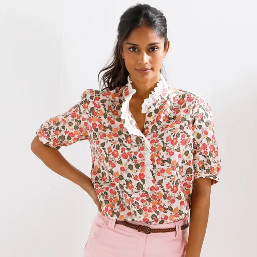 Mušelínová blúzka s potlačou kvetín a krátkymi rukávmi