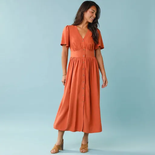 Dlhé jednofarebné šaty s gombíkmi pre nižšiu postavu