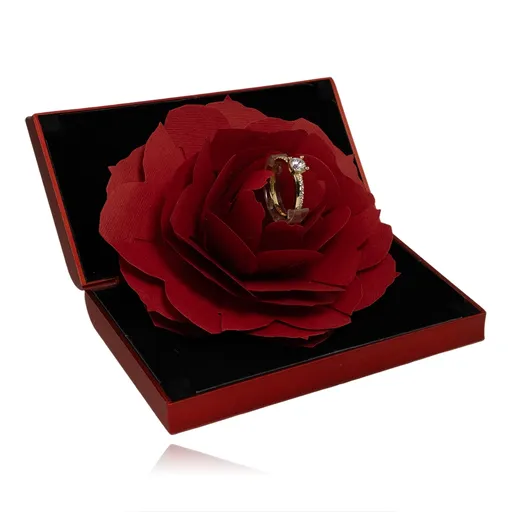 Červená krabička na prsteň s rozvíjajúcou sa papierovou ružou