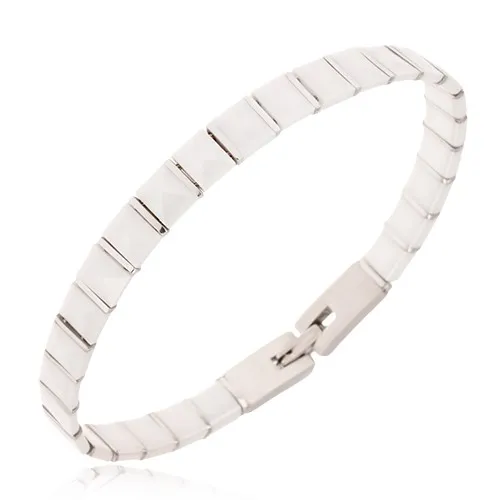 Náramok z bielych keramických pyramídových článkov, oceľové pásiky