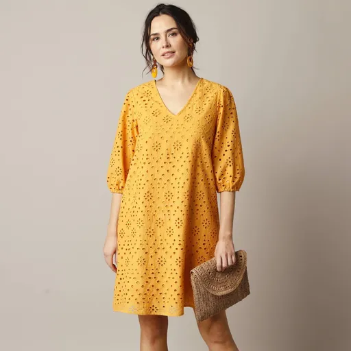 Šaty s madeirovou výšivkou a 3/4 rukávmi