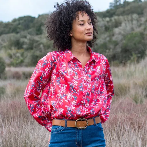 Rozšírená saténová košeľa s potlačou