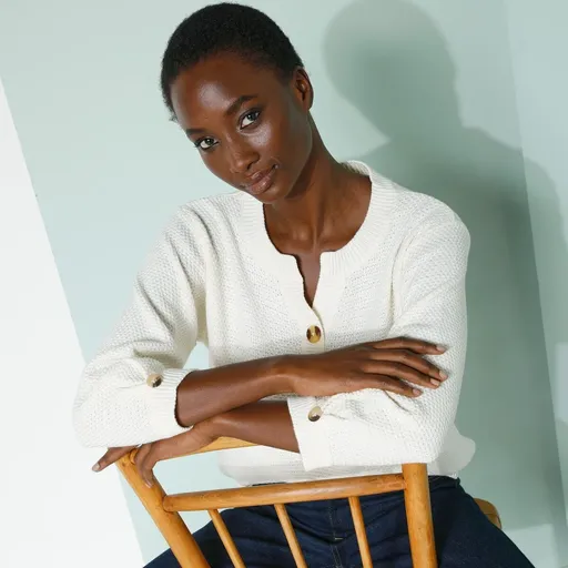 Pulóver s výstrihom na gombíky a 3/4 rukávmi