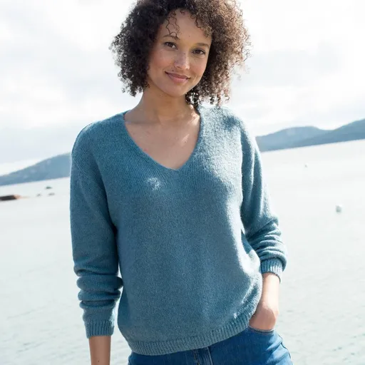 Pulóver s výstrihom do V zo zmes vlny a mohéru