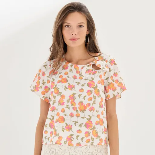 Blúzkas viazačkou vo
		výstrihu a potlačou kvetín