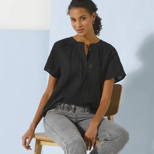 Jednofarebná blúzka s krátkymi rukávmi a macramé