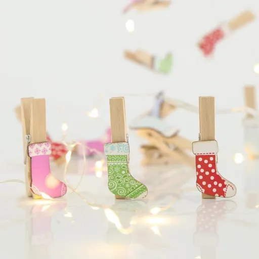 Eurolamp LED svetelná reťaz s drevenými ponožkami so sponou, farba teplá biela, 20 ks LED, 1 ks