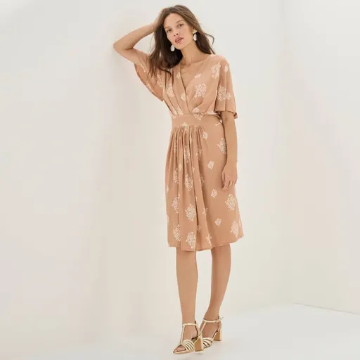 Krátke riasené šaty s motýlími rukávmi a potlačou