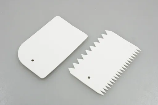 DK PLAST - Stierka na cesto plast, balenie 2ks, 1x hladká a 1x vrúbkovaná