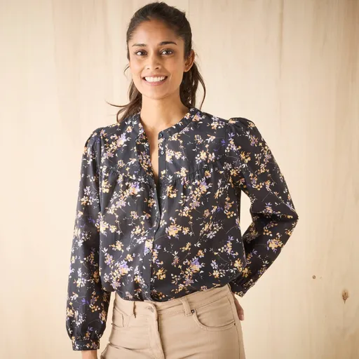 Blúzka s dlhými
		rukávy a potlačou kvetín