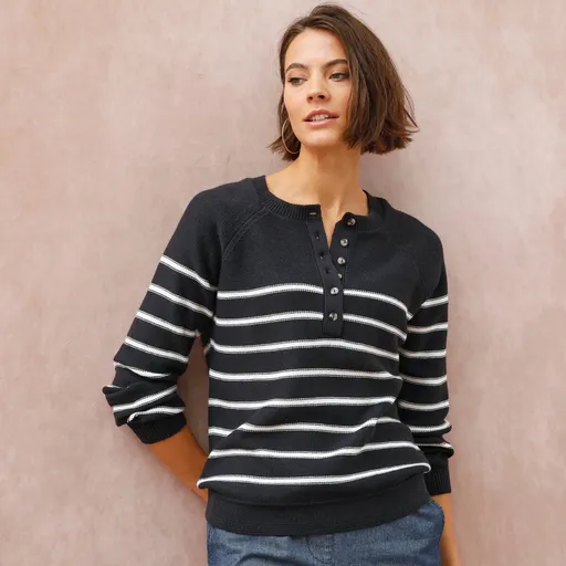 Pruhovaný pulóver s výstrihom na gombíky