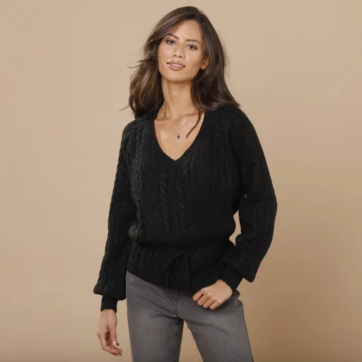 Ažúrový pulóver s výstrihom do V a vrkočovým vzorom