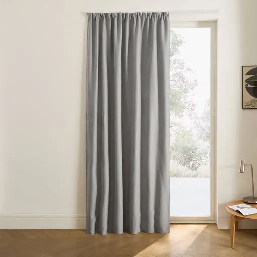 Zatemňovací a izolačný záves zakončený riasiacou páskou