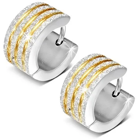 Kĺbové náušnice, strieborná farba, pieskovaný povrch, zárezy v zlatom odtieni