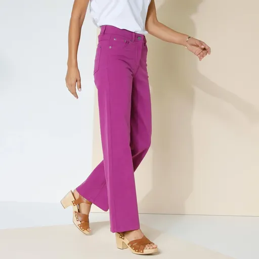 Široké strečové nohavice pre nižšiu postava