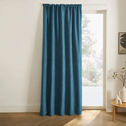 Zatemňovací a izolačný záves zakončený riasiacou páskou