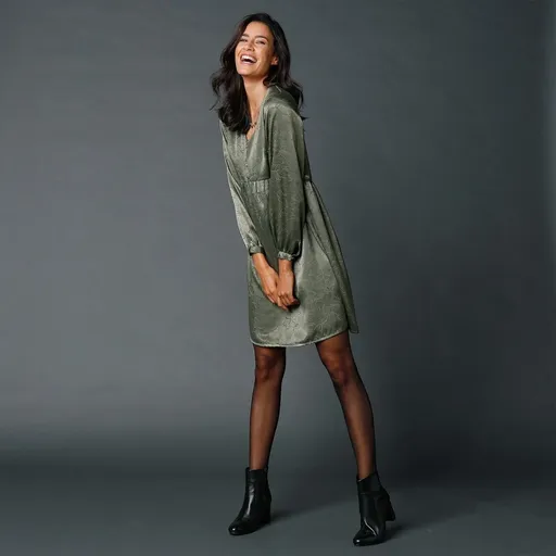 Žakárové šaty s výstrihom do V