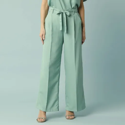 Široké dlhé nohavice s pružným pásom a opaskom, pre nižšiu postavu