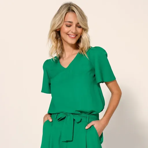 Jednofarebná blúzka s výstrihom do V a
		krátkymi rukávmi