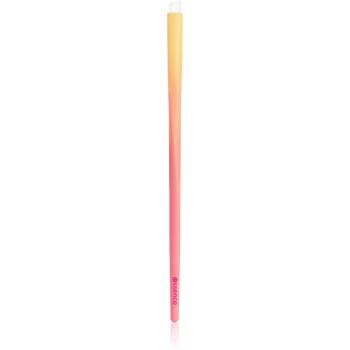 essence BRUSH IT LIKE IT'S ART eyeliner brush skosený štetec na očné tiene 01 Just Wing It Like It's Art 1 ks