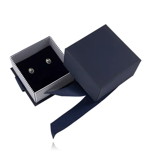 Väčšia tmavomodrá darčeková krabička na šperky so stuhou a pruhmi