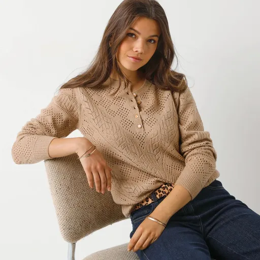 Ažúrový pulóver s tuniským výstrihom