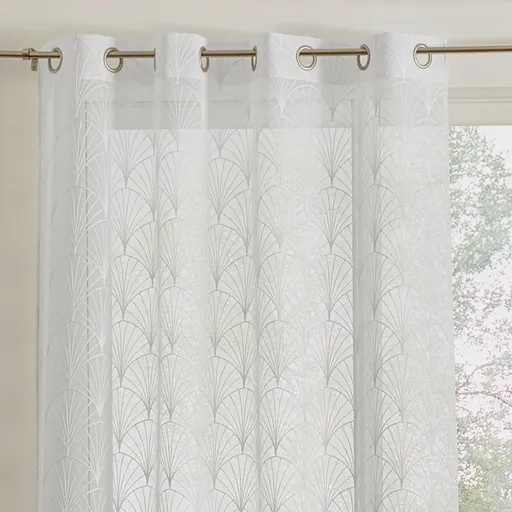 Voálová záclona so vzorom art deco, zakončená očkami