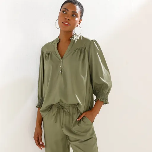 Jednofarebná blúzka s výstrihom na gombíky