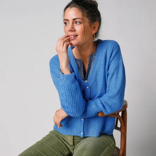 Sveter s výstrihom do V a perleťovými gombíkmi