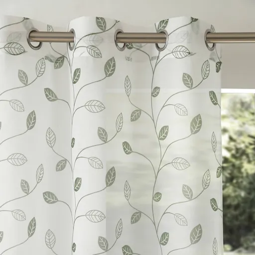 Voálová záclona s motívom listov zakončená očkami