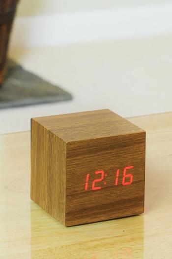 Stolové hodiny Gingko Design Cube Click Clock hnedá farba