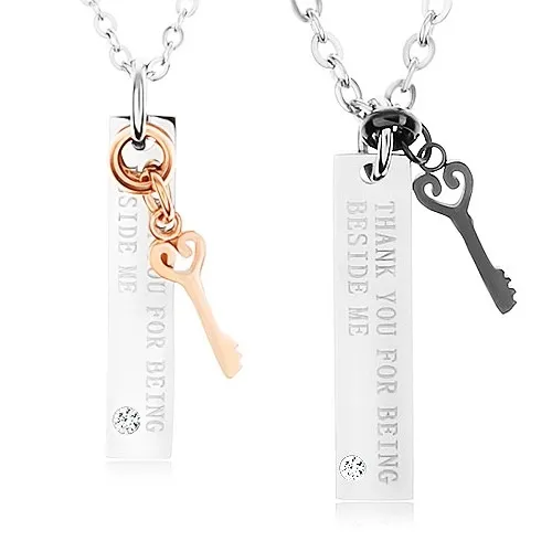 Dva oceľové náhrdelníky, ozdobné kľúče, známky - nápis, zirkón