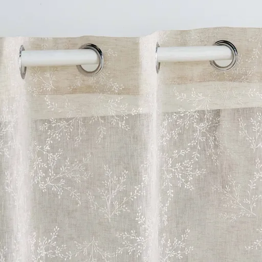 Voálová záclona s potlačou čerešňových kvetov zakončená očkami