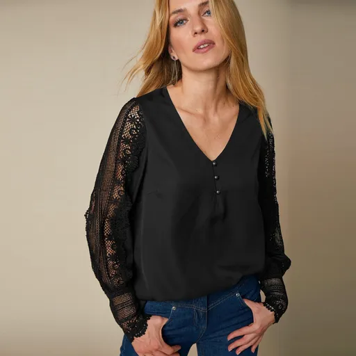 Krepová blúzka s macramé výstrihom do V