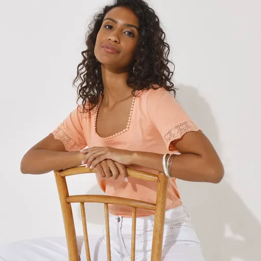 Tričko so štvorcovým výstrihom a čipkou