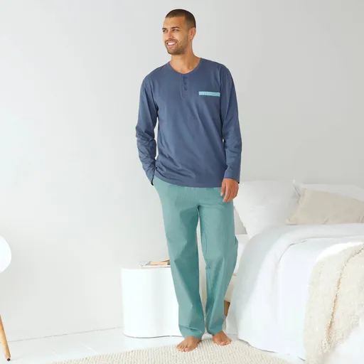 Pyžamo s pruhovanými nohavicami a tuniským výstrihom