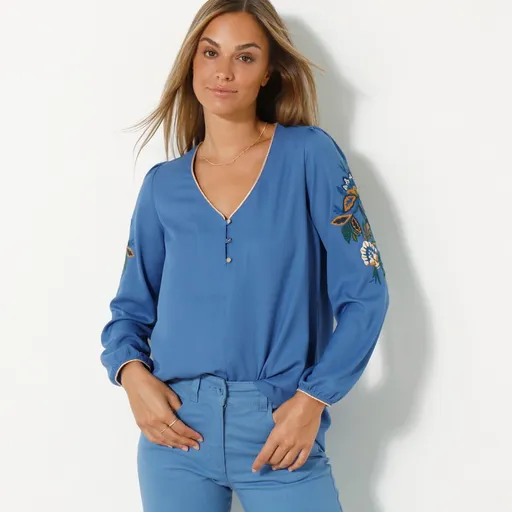 Rozšírená blúzka so zlatými detailmi