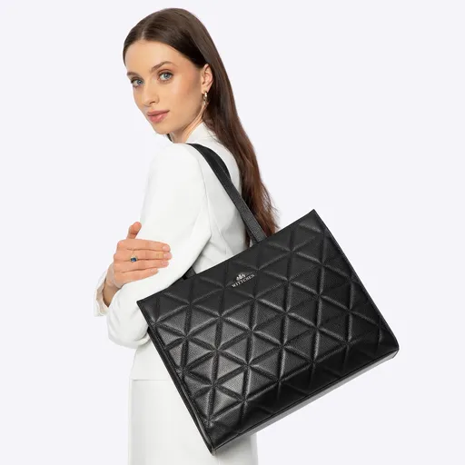 Dámska shopperka z kože s geometrickým prešívaním čierno-strieborná 100-4E-613-1S