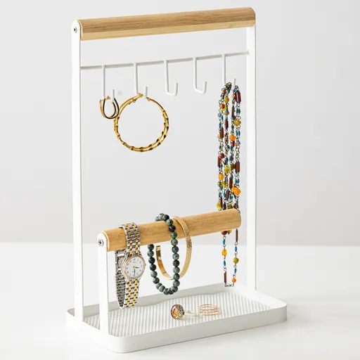 Stojan na šperky z bieleho kovu a dreva