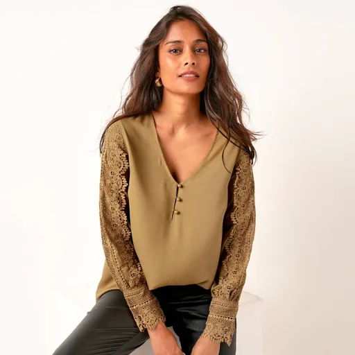 Krepová blúzka s macramé výstrihom do V