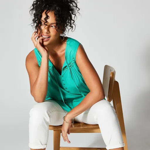 Dlhý top s výstrihom na gombíky a macramé