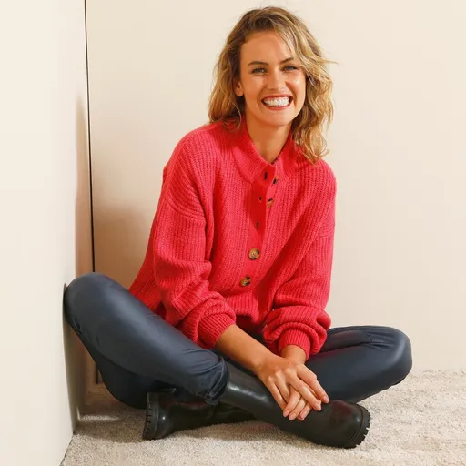 Sveter so stojačikom na gombíky, z úpletu s hladkým vzorom