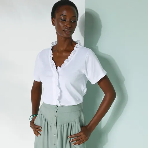 Jednofarebné tričko s krátkymi rukávmi a anglickou výšivkou