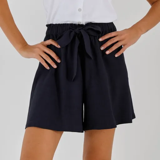 Široké jednofarebné šortky so stuhou v páse