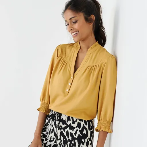 Jednofarebná blúzka s výstrihom na gombíky